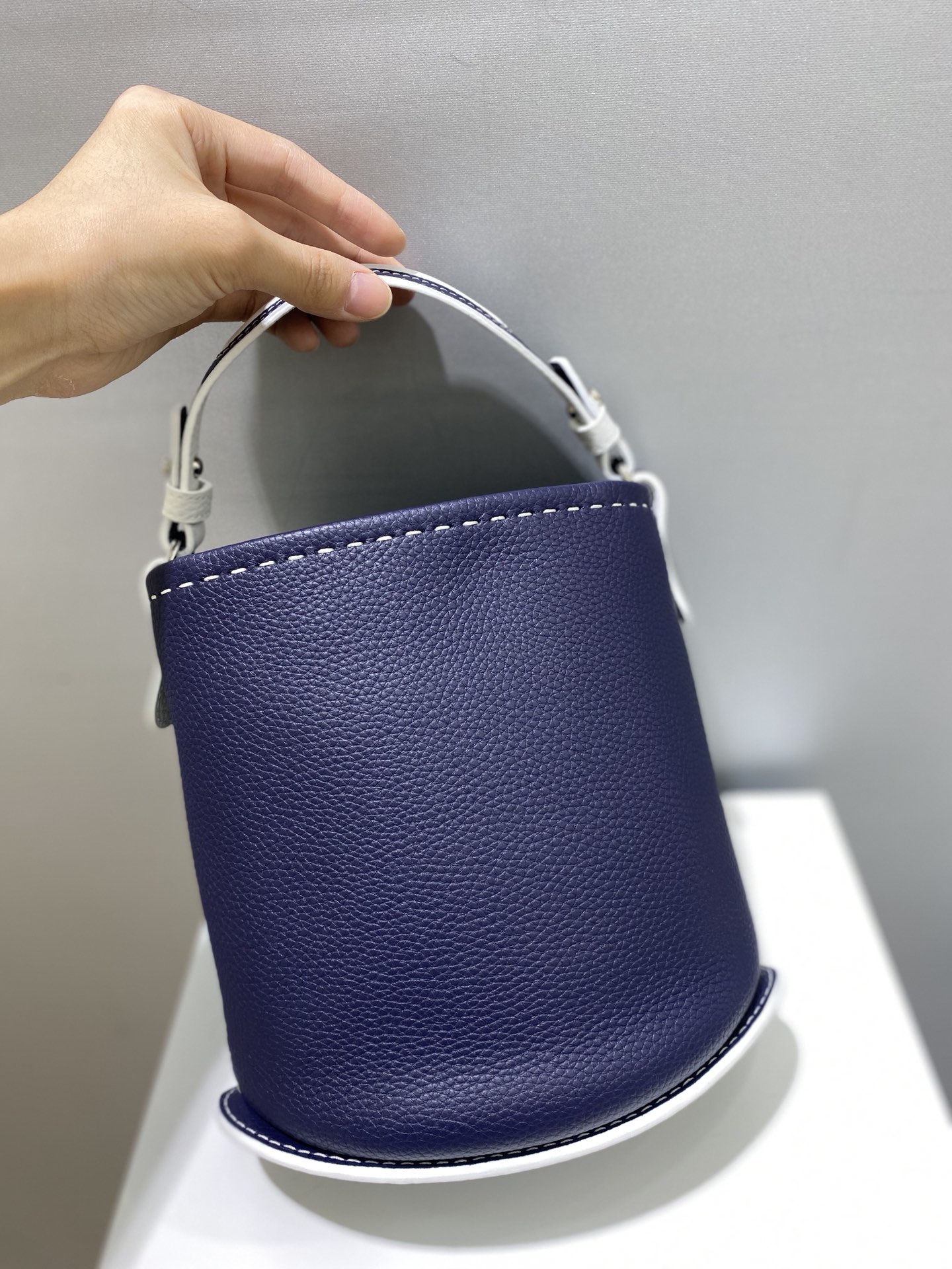 델보 팽 미니 버킷 크로스백